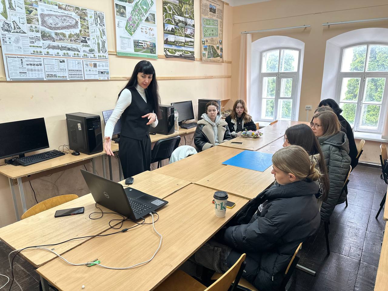 «МИСТЕЦТВО ТОПІАРНОЇ СТРИЖКИ»: ВІДКРИТА ЛЕКЦІЯ З ДИСЦИПЛІНИ «ФІТОДИЗАЙН» НА КАФЕДРІ ДИЗАЙНУ СЕРЕДОВИЩА ІДтР НАКККіМ