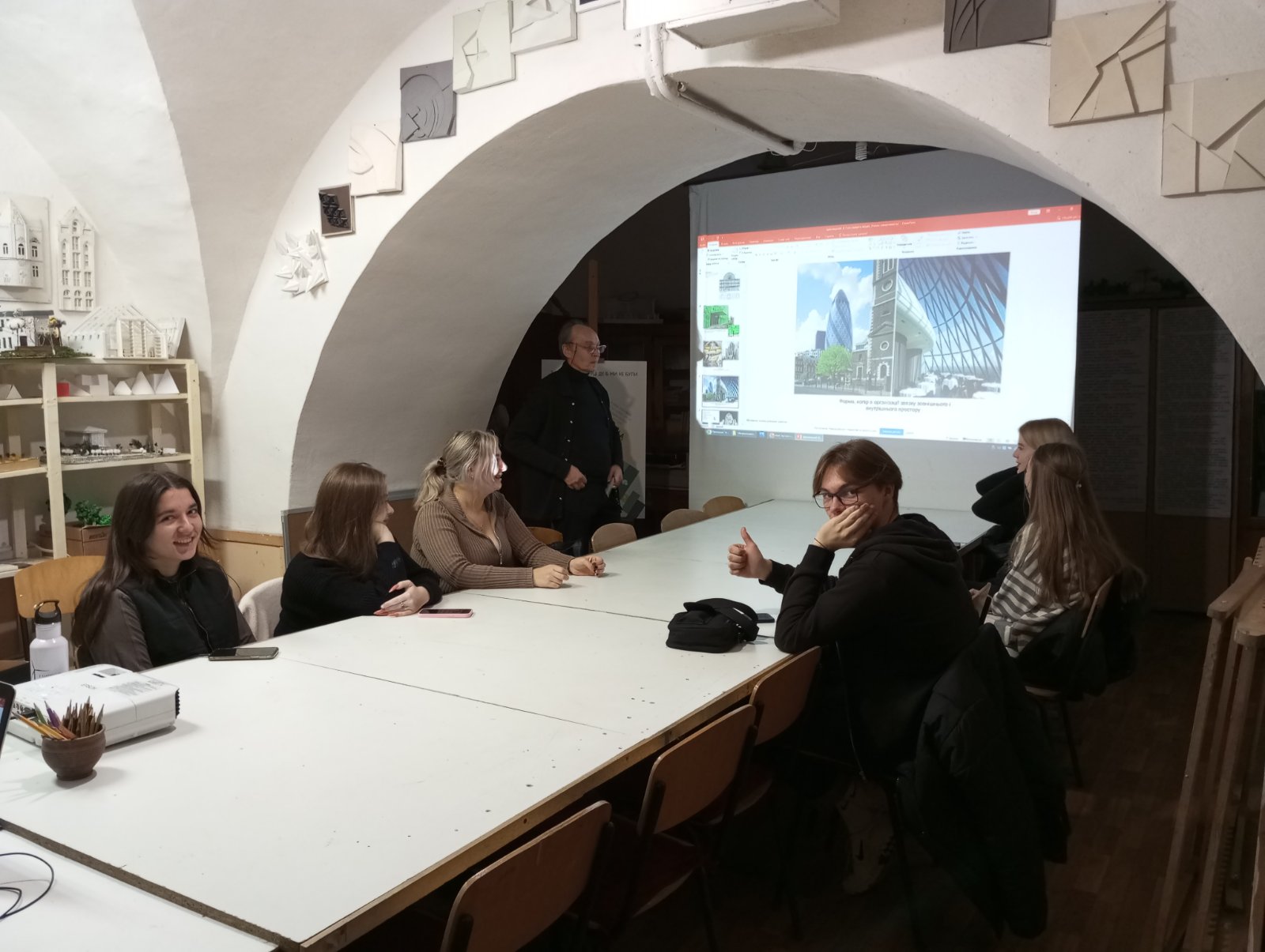 СКЛО В ДИЗАЙНІ СЕРЕДОВИЩА: ВІДКРИТА ЛЕКЦІЯ ВІД ІГОРЯ КРЕХОВЕЦЬКОГО